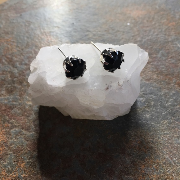 💥 Sale 💥 2 for $10 NWOT black glass silver post earrings BOGO - Picture 5 of 6
